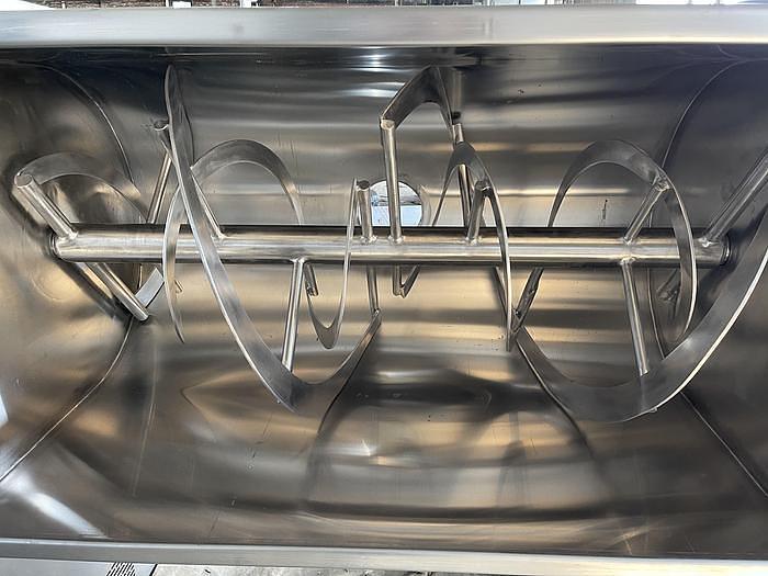 Electric tilting ribbon blender