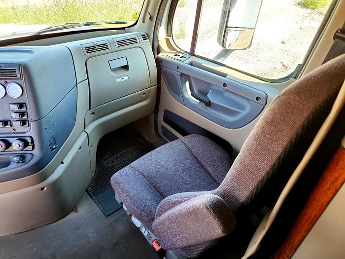 Used 2017 Freightliner Cascadia Truck w/ Sleeper