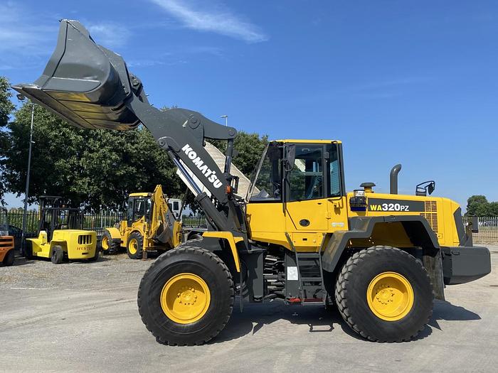 Usato 2011 KOMATSU WA320 PZ-6