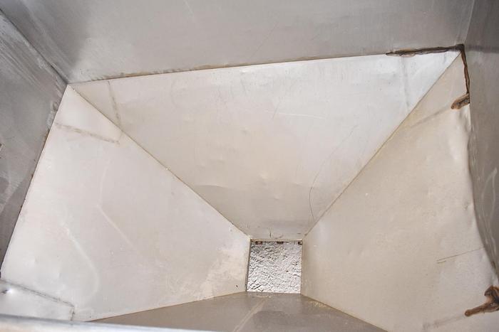 D'occasion USED 700 GALLON TANK (TOTE), STAINLESS STEEL