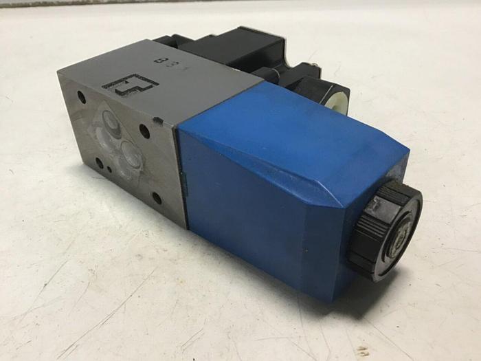 Used VICKERS Directional Control Valve DG4V-3-2A-M-P7-H-7-50 Used