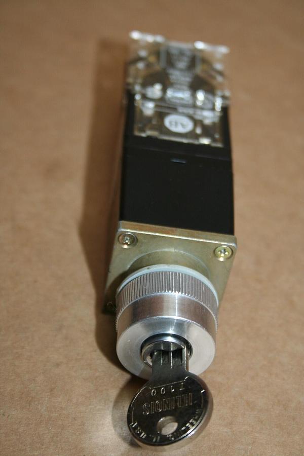 Used ALLEN BRADLEY Selector Switch 800MR-H33B #18400