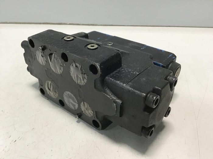 Used VICKERS Solenoid Directional Valve DG4V-3-6C-M-U-HL7-60-B13 USED
