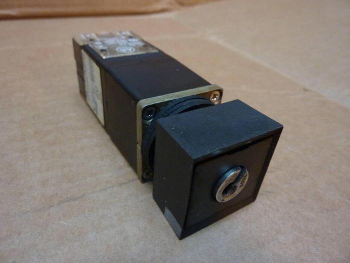 Used ALLEN BRADLEY Selector Switch 800MB-J41U SER A #25826