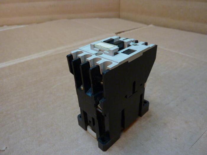 Used ALLEN BRADLEY Contactor 100-A09NJ3 SER B #26545
