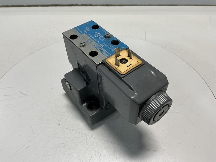 Used VICKERS DG4V-3-2A-M-U-HL7-60
