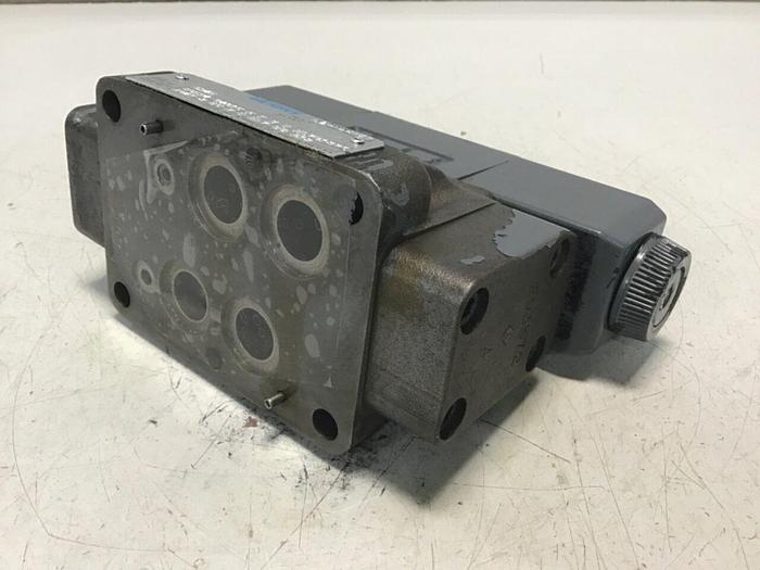 Used VICKERS Solenoid Directional Valve DG4V-3-6C-M-U-HL7-60-B13 Used