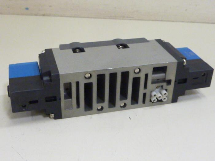 Used SMC Pneumatic Solenoid Valve VSS8-8-YJZ-D-3EZ-V1 #66864