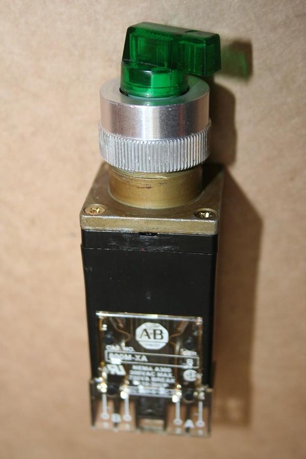 Used ALLEN BRADLEY Selector Switch 800MR-16HX2BS GREEN Used