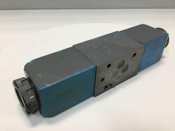 Used VICKERS Directional Valve DG4V-3-6C-M-U-HL7-60 Used