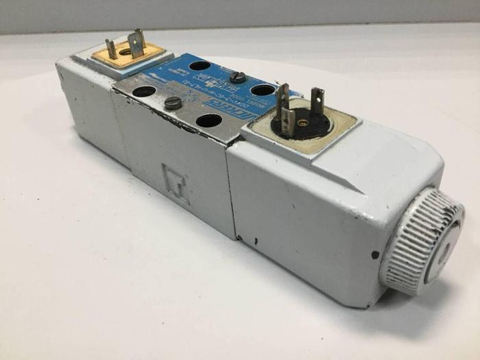 Used VICKERS Directional Valve DG4V-3-6C-M-U-HL7-60 Used