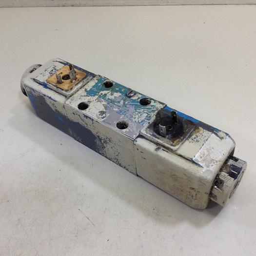 Used VICKERS Directional Valve DG4V-3-6C-M-U-HL7-60 Used