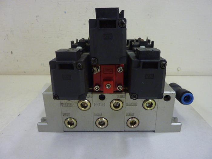 Used SMC Control Block w/ Valves VS7-6-FG-D-3Z #60111