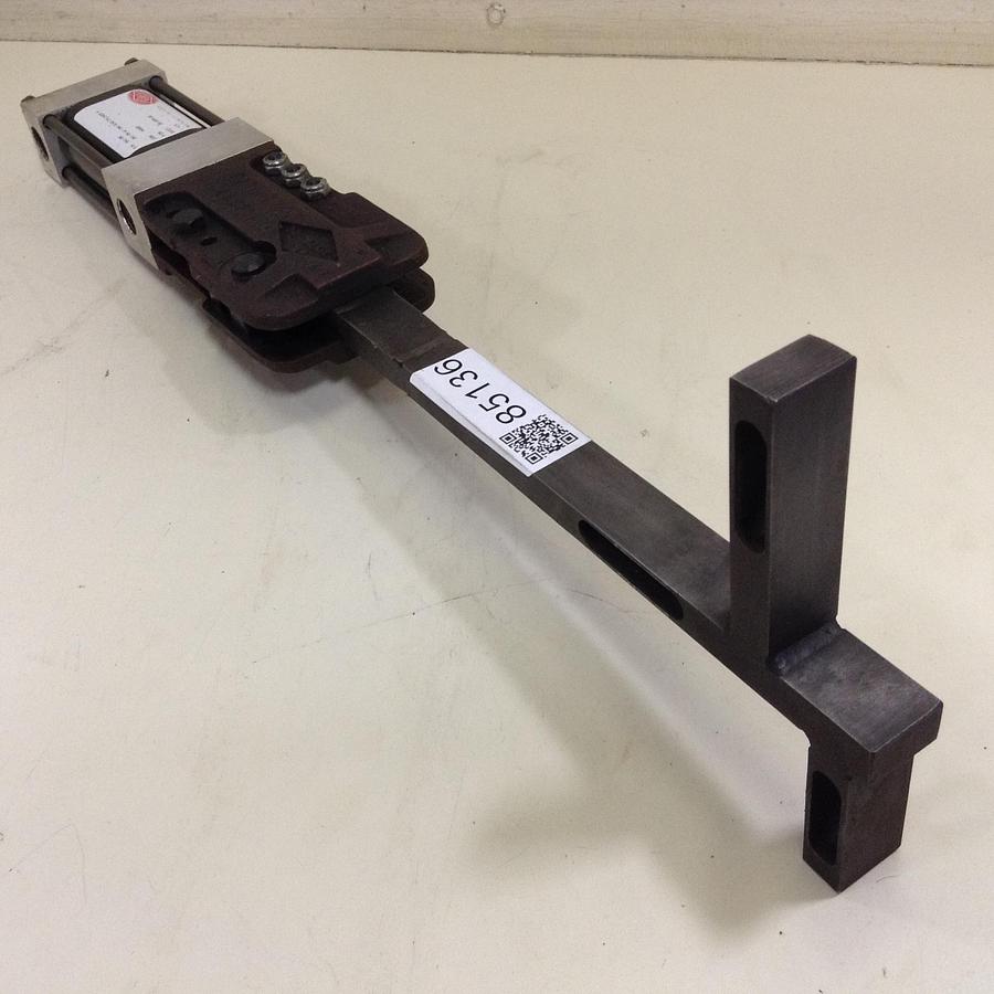 Used DESTACO Tongue Mount Clamp w/ Magnetic Ring 841-MR Used