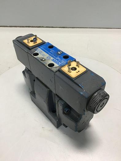 Used VICKERS Directional Valve DG4V-3-6C-M-U-H7-60 USED