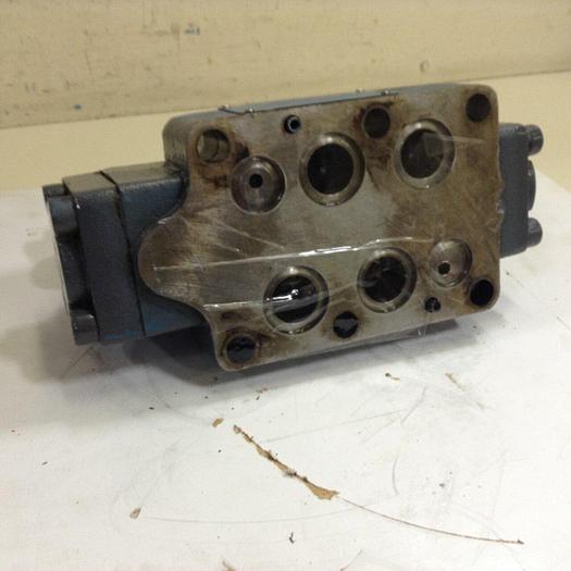 Used VICKERS Valve DG4V-3-6C-M-U-HL7-60 Used