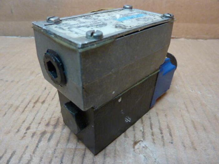Used VICKERS Directional Control Valve DG4V-3-2A-M-W-B-40 #30331