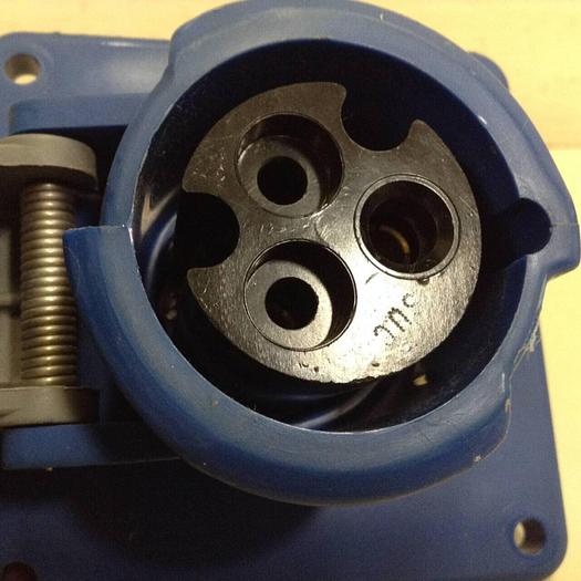 Used HUBBELL Receptacle 320R6W #68704