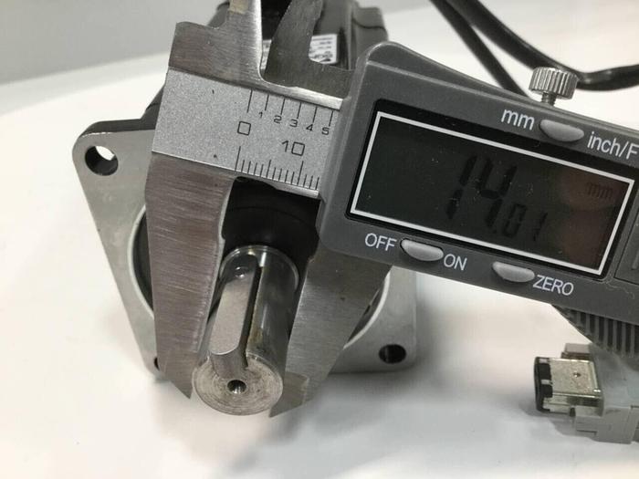 Used YASKAWA ELECTRIC Servo Motor SGMAA-04AAAYU41 #92509