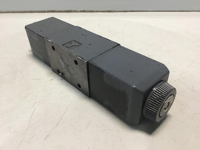 Used VICKERS Directional Valve DG4V-3-6C-M-U-H7-60 #132135