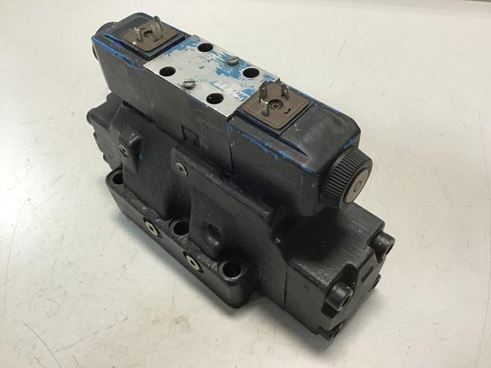 Used VICKERS Solenoid Directional Valve DG4V-3-6C-M-U-HL7-60-B13 USED