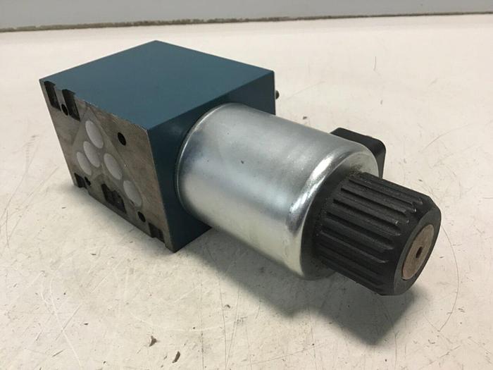 Used BOSCH Hydraulic Valve 0 810 001 830 Used #137322