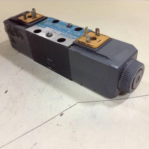 Used VICKERS Directional Valve DG4V-3-6C-M-U-HL7-60 Used