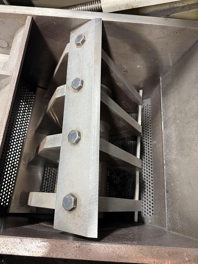 Used CUMBERLAND Grinder 484-GRAN-3KN USED