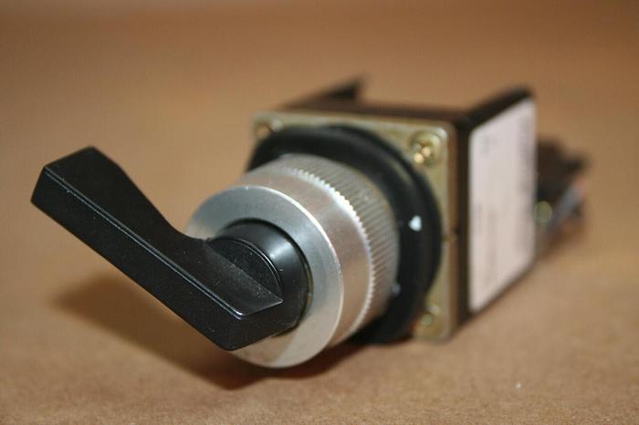 Used ALLEN BRADLEY Selector Switch 800MR-HX2B #19986