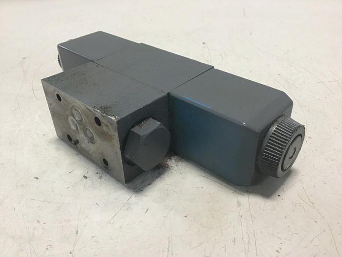 Used VICKERS Directional Valve DG4V-3-6C-M-U-HL7-60 Used