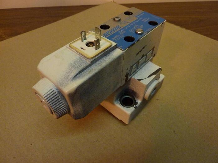 Used VICKERS Valve DG4V-3-1A-M-U-HL7-60 #24096