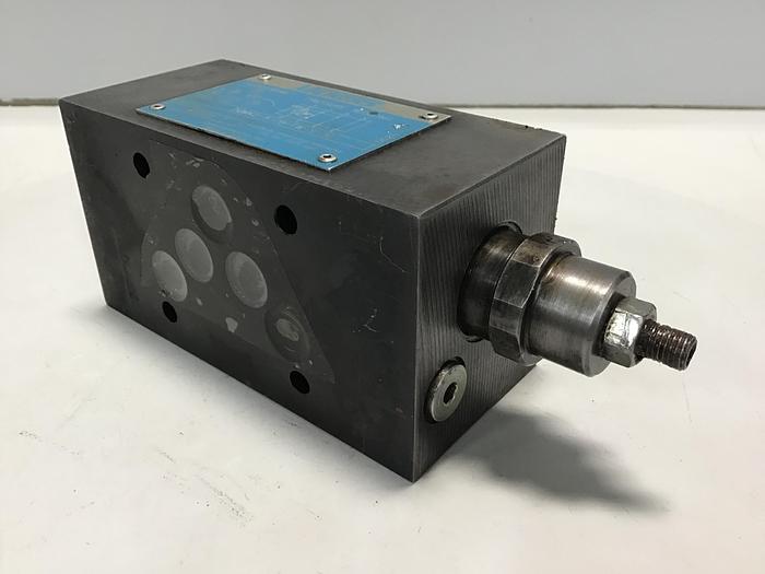Used VICKERS Pressure Reducing Valve DGMX2-5-PB-FW-S-30 Used #145602
