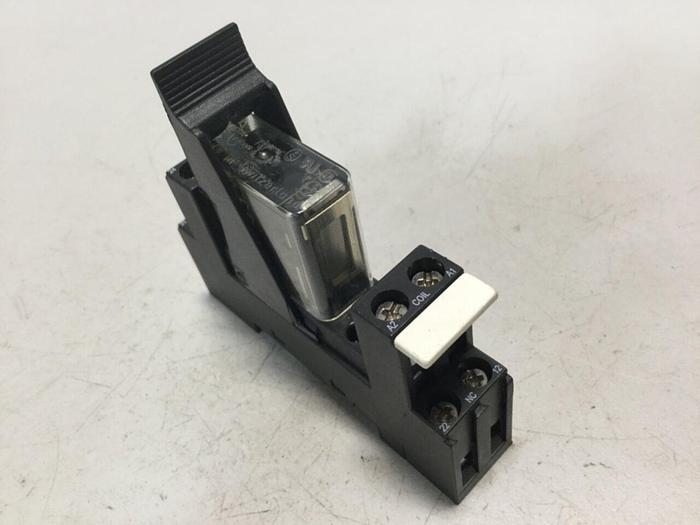 Used ELESTA Relay w/ Base ZGE007 #104158