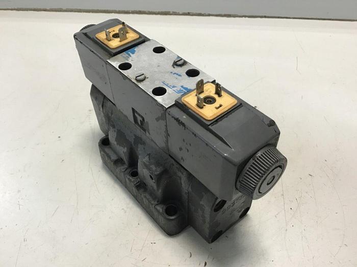 Used VICKERS Valve DG4V-3-6C-M-U-HL7-60-B13 Used