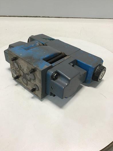 Used VICKERS Directional Valve DG4V-3-6C-M-U-H7-60 Used