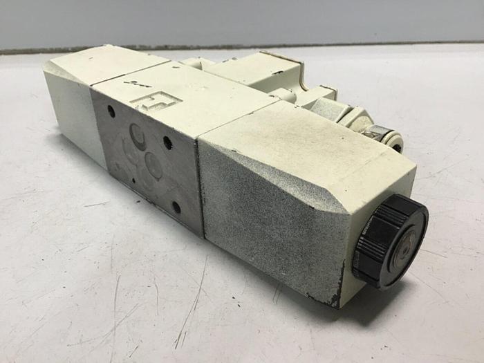 Used VICKERS Tokimec Directional Control Valve DG4V-3-6C-M-P7-H-7-50 #132974