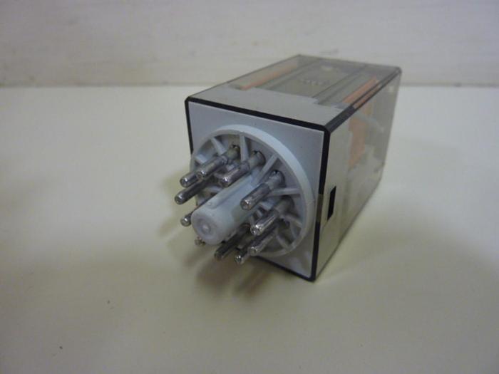 Used ALLEN BRADLEY Relay Switch 700-HA33A1 SER D #76334