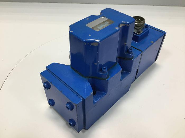 Used MOOG Servo Valve J661-040A Used