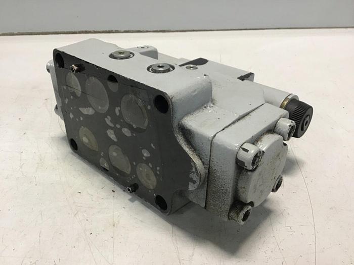 Used VICKERS Valve DG4V-3S-6C-M-U-HL7-60-EN490 Used