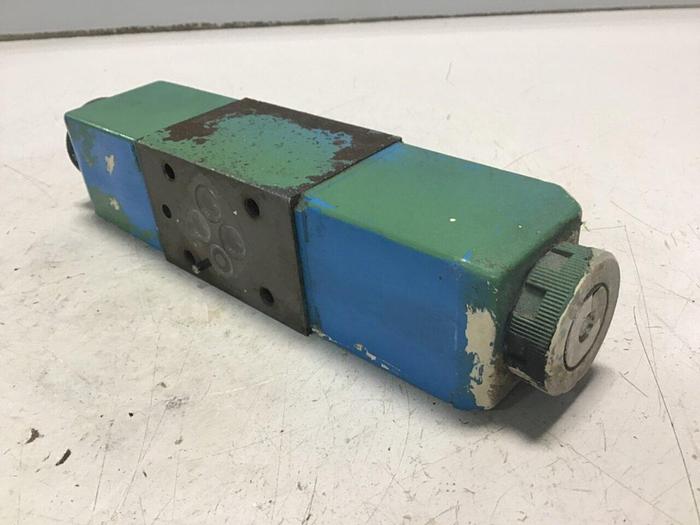 Used VICKERS Directional Valve DG4V-3-6C-M-U-HL7-60 Used