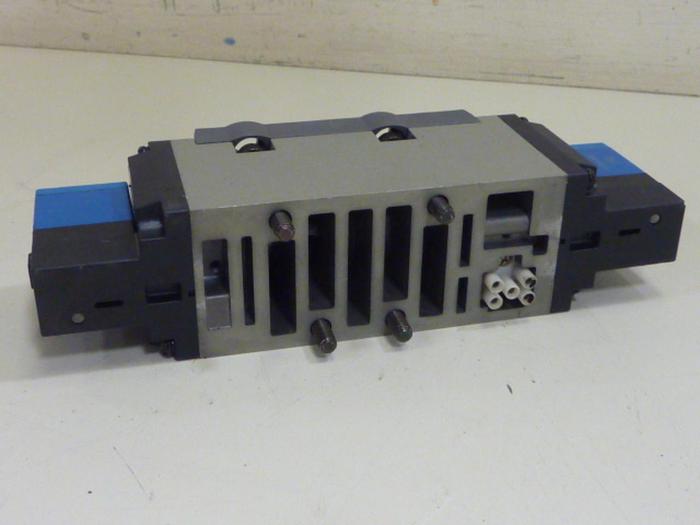Used SMC Solenoid Valve VSS8-8-FHG-D-3EZ-V1 #66863