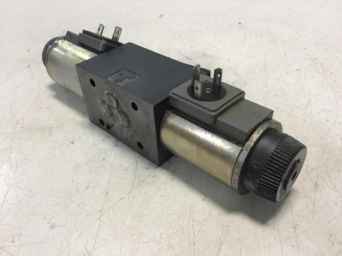 Used VICKERS Valve DG4V-3S-6C-M-U-HL7-60-EN490 Used