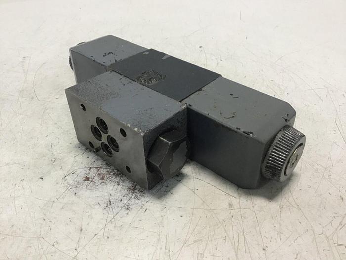 Used VICKERS Directional Valve DG4V-3-6C-M-U-HL7-60 Used