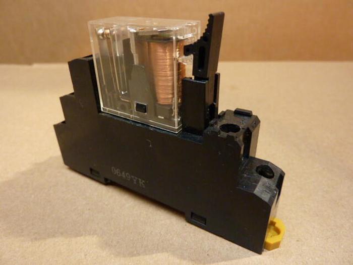 Used ALLEN BRADLEY Relay Socket 700-HN122 SER A #77487