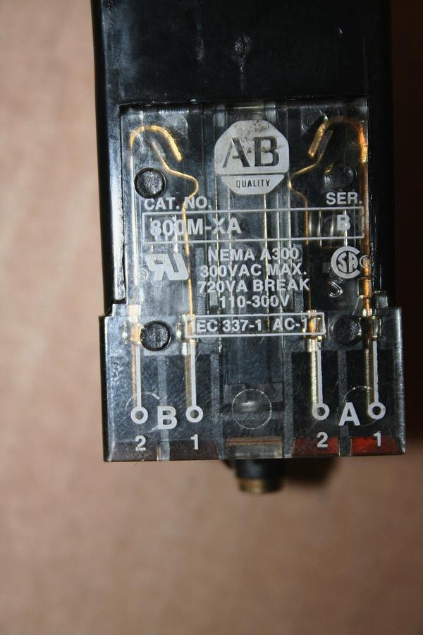 Used ALLEN BRADLEY Selector Switch 800MR-16HX2BS GREEN Used