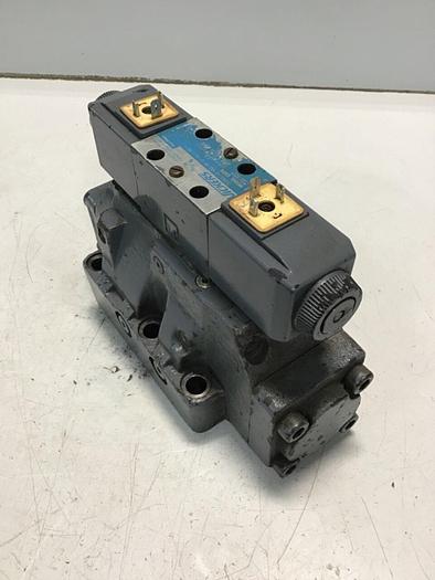 Used VICKERS Directional Valve DG4V-3-6C-M-U-HL7-60 Used