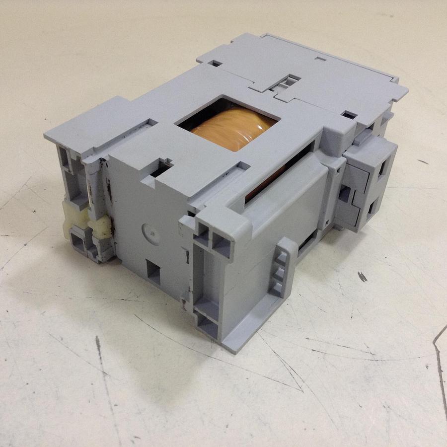 Used ALLEN BRADLEY Contactor Relay 100-C09Z.10 SER A Used