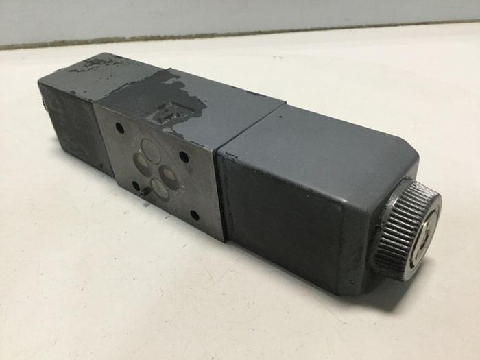 Used VICKERS Directional Valve DG4V-3-6C-M-U-HL7-60 Used