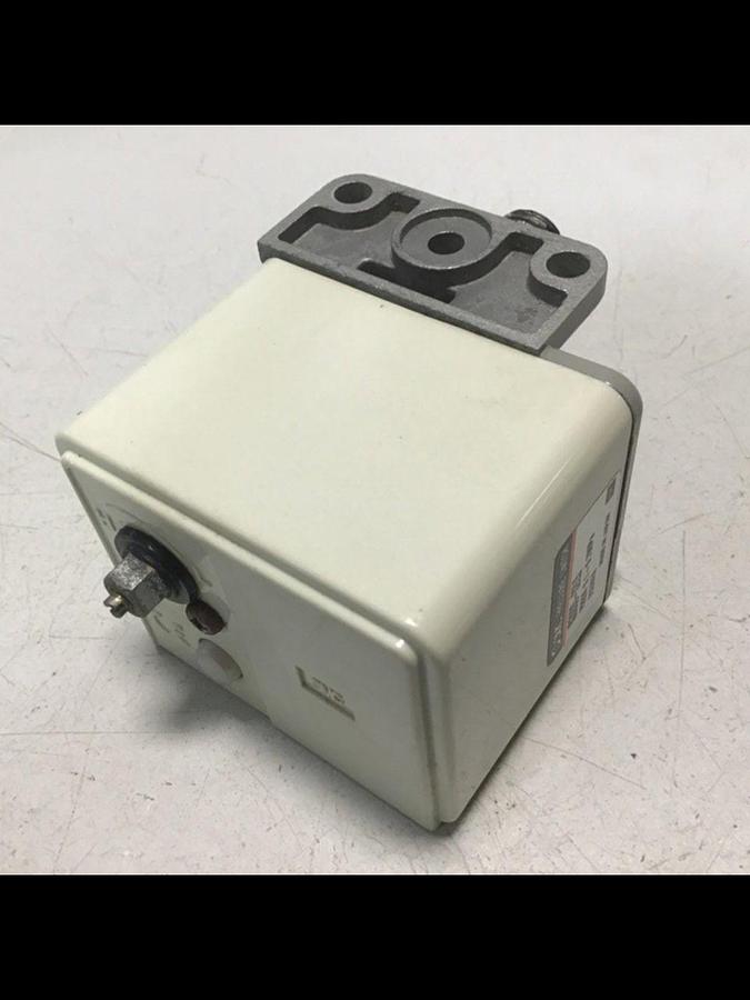 Used SMC Pressure Switch IS3000-02L5 USED