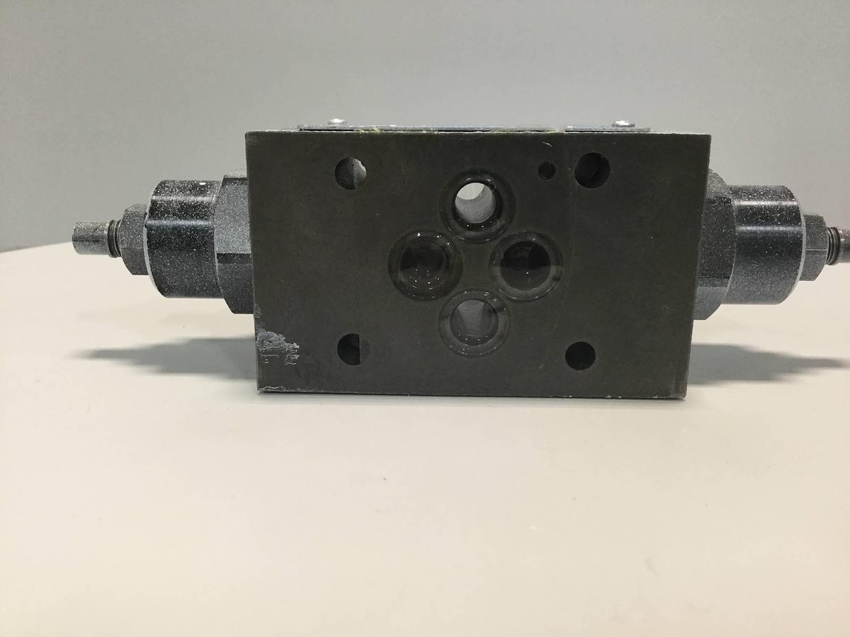 Used VICKERS Tokimec Valve DGMFN3YA2WB2W41J USED